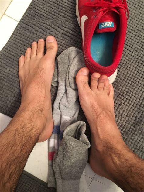 Ask Anna: I’m a gay man with a foot fetish. How do I meet men。